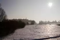 Ein paar Leistungen sind seit der Ära der BR 245 den Mühldorfern 218 noch geblieben. Neben den EC´s der Relation München-Zürich werden sie auf der KBS 940 München - Mühldorf regelmäßig mit Verstärkerzügen, bestehend aus Bn-Wagen, eingesetzt.
218 498-4 befindet sich auf den letzten Metern des elektrifizierten Bereiches letztgenannter Strecke auf ihrem Weg Richtung Mühldorf am 13.02.15.