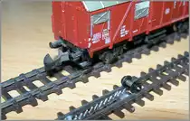 Die Idee ist verführerisch: die T Gauge ( 3 mm Spurweite ) als Z Spur (6.5 mm Spurweite) Schmalspurbahn zu nutzen. Doch das ganze ist gar nicht so einfach:  Zumindest in der Schweiz verkehren nur wenige Schmalspurbahnen auf 75 -80 cm breiten Gleisen und neben der Waldenburgerbahn erst noch mit Zahnrad. (WAB, BRB. SPB, Rochers de Naye und Monte Generoso).
T Gauge schaft dank Magnet fast jede Steigung, also kann die Zahnstange  nur  als Attrappe ausgeführt werden, wie hier bei einem allererster Test zu sehen ist.
23. Feb. 2015