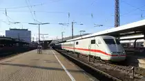 Der ICE1 von Hamburg-Altona nach München-Hbf bei der Abfahrt in Würzburg-Hbf und fährt in Richtung Nürnberg.
Bei schönem Sonnenschein am Nachmittag vom 20.2.2015.