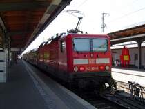 BR143 651 brachte mich gerade mit dem RE 3 von Greifswald nach Stralsund. Der RE wird fast eine ganze Stunde Aufenthalt im Stralsunder Hbf haben, bevor es wieder zur�ck in Richtung Belzig geht! (12.06.03)
