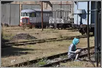 Bei uns heisst es die Schulbank drücken, in Asmara dient auch ein Bahnhofsgeleise dem gleichen Zweck. Im Hintergrund rostet der Littorina 2 vor sich hin. (11..12.2014)