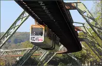 Hängend durch das Tal der Wupper -

Eine sogenannte Schwebebahn auf der Fahrt nach Osten zwischen den Stationen Ohligsmühle und Hauptbahnhof.

04.10.2014 (J)