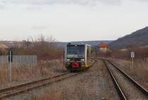Burgenlandbahn 672 911 als RB 34882 von Naumburg (S) Ost nach Wangen (U), am 28.02.2015 bei der Einfahrt in Laucha (U).