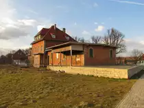 Das Bahnhofsgeb�ude in Laucha (Unstrut) am 28.02.2015, mit den Resten der G�terverladerampe. Die G�tergleise davor sind l�ngst verschwunden. 