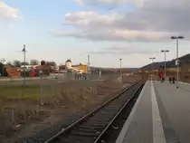 Der Bahnsteig 2 in Laucha (Unstrut) mit dem Übergang zur neuen Bahn-Bus-Schnittstelle; 28.02.2015