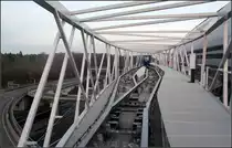 . Eine waagrechte Standseilbahn -

... dient als Verbindung von einem Parkhaus zum Fernbahnhof am Flughafen Frankfurt. Hier ein Blick auf die Strecke mit der Ausweiche.

31.12.2013 (Matthias)