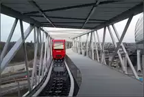 . Eine Standseilbahn am Frankfurter Flughafen -

Die Verbindung eines Parkhauses mit dem Flughafen-Fernbahnhofes wird mittels einer als MiniMetro bezeichenten horizontalen Standseilbahn hergestellt. 

31.12.2013 (Matthias)