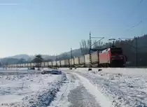 152 059-2 zieht am 07.Februar 2015 einen DB Schenker-KLV bei Neukenroth in Richtung Saalfeld.