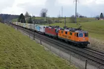 SBB: Güterzug mit Re 4/4 Doppeltraktion zwischen Wangen an der Aare und Niederbipp am 4. März 2015. Die Re 4/4 11320 ist noch immer mit dem Anstrich von Interregio Cargo unterwegs.
Foto: Walter Ruetsch