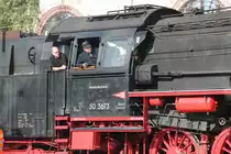 Konzentrierter Blick auf die Strecke von Lokführer und Heizer auf der ehem.Reichsbahnlok Reko 50 3673 im Oktober 2012 in Luino/It.Heute fährt die 
Lok beim Verein L'associazione Verbano Express am Lago Maggiore