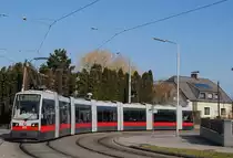 ULF B 613 biegt von der Lichnovskygasse in die Pantucekgasse ein. (27.02.2015)