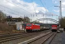 
Die 185 386-0 (91 80 6185 386-0 D-DB) der DB Schenker Rail Deutschland AG verlässt mit ihrem gem. Güterzug am 04.03.2015 Kreuztal in Richtung Hagen, hier passiert sie gerade das Reiterstellwerk Kreuztal Fahrdienstleiter (Kf).  

Rechts ist die V 100.05 (202 726-6) der HGB (Hessische Güterbahn GmbH, Buseck) abgestellt.
