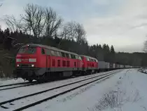 Schon von weitem h�rbar ziehen am Nachmittag des 31. Januar 2015 die 225 021-5 und 225 803-6 laut dr�hnend den Containerzug zwischen Mochenwangen und Aulendorf den Schussentobel bei Kilometer 162.6 hinauf. Die beiden 225er haben den Containerzug auf dem Weg von Wolfurt nach Bremerhaven-Weddewarder in Lindau-Reutin �bernommen und ziehen diesen bis nach Ulm.