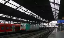 Die Cobra 2822 kommt aus Richtung Köln mit einem langen Kesselzug aus Ludwigshafen-BASF nach Antwerpen-BASF(B) und fährt durch Aachen-Hbf in Richtung Aachen-Schanz,Aachen-West.
Aufgenommen vom Bahnsteig 6 vom Aachen-Hbf bei Regenwolken am Mittag vom 1.3.2015.