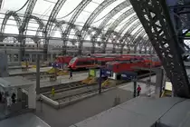 Ein Übersichtsbild des unteren Bereichs des Dresdener Hbf am 03.03.2015 gegen 13:00 Uhr von dem Bahnsteig Gleis 17.
Man sieht folgende Züge:
Gleis 3 (ganz hinten oben) ICE nach Düsseldorf.
Gleis 9 (ganz hinten) RE nach Cottbus.
Gleis 10 (mittig) RE nach Leipzig.
Gleis 12 (vorn) RE nach Hof.