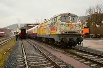 Keine Angst, diese Aufnahneposition sieht gefährlicher aus als sie ist.....
die beiden Gleise sind nicht mehr angeschlossen. Daher kann man gefahrlos die 
218 212-9 mit ihrem  Sonderzug nach Pankow  von den Gleisen aus Fotografieren.
Amorbach den 1. März 2015