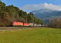 1116 104 + 1144 119 mit einem G�terzug am 01.12.2012 bei Terfens.