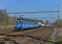363 530 + 363 507 mit einem Güterzug am 29.03.2014 in Kynšperk nad Ohří.