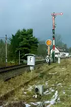 Das Einfahrsignal A des Bahnhofs Uslar, aufgenommen am 16.02.2006. Nach der Umstellung auf eingleisigen Betrieb zwischen Bodenfelde und Uslar am 17.07.1994 wurden Einfahrsignal und Ausfahrvorsignal im stillgelegten, aber nicht demontierten vormaligen Richtungsgleis Bodenfelde–Uslar platziert; seit dem 13.10.2008 wird der Bahnhof Uslar durch das ESTW  G�ttingen Harz-Weser  gesteuert.