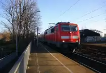 111 122 DB  kommt die Kohlscheider-Rampe hoch aus Richtung Neuss,Herzogenrath mit einem RE4 aus Dortmund-Hbf-Aachen-Hbf und fährt durch Kohlscheid in Richtung Richterich,Laurensberg,Aachen-West.
Bei Schönem Sonnenschein am Kalten Morgen vom 2.3.2015.
