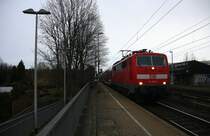 111 158-2 DB kommt die Kohlscheider-Rampe hoch aus Richtung Neuss,Herzogenrath mit einem RE4 aus Dortmund-Hbf-Aachen-Hbf und fährt durch Kohlscheid in Richtung Richterich,Laurensberg,Aachen-West.
Bei Sonne und Regenwolken am Kalten Morgen vom 3.3.2015.