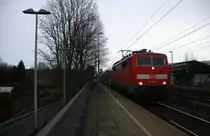 111 158-2 DB kommt die Kohlscheider-Rampe hoch aus Richtung Neuss,Herzogenrath mit einem RE4 aus Dortmund-Hbf-Aachen-Hbf und fährt durch Kohlscheid in Richtung Richterich,Laurensberg,Aachen-West.
Bei Sonne und Regenwolken am Kalten Morgen vom 3.3.2015.