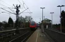 Ein Nachschuss vom RE4 aus Dortmund-Hbf nach Aachen-Hbf und Vorne fährt die 111 158-2 DB und fährt in Richtung Richterich,Laurensberg,Aachen-West.
Aufgeommen am Bahnhof Kohlscheid.
Bei Sonne und Regenwolken am Kalten Morgen vom 3.3.2015.
