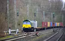 Die Class 66 RL001 von Railtraxx steht auf einem Abstellgleis in Kohlscheid mit dem Rheinhausen-Shuttle Containezug und wartet auf die Weiterfahrt nach Herzogenrath.
Bei Regenwolken am Kalten Morgen vom 3.3.2015.
Und das ist mein 4200tes Bahnbild bei http://WWW.Bahnbilder de 