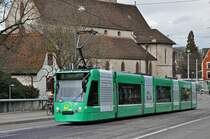 Be 6/8 Combino 301 auf der Linie 8, während den Umleitungen wegen der Basler Fasnacht, kurz nach der Haltestelle Wettsteinplatz. Die Aufnahme stammt vom 24.02.2015.