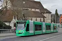 Be 6/8 Combino 301 auf der Linie 8, während den Umleitungen wegen der Basler Fasnacht, kurz nach der Haltestelle Wettsteinplatz. Die Aufnahme stammt vom 24.02.2015.