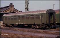 Wagen 241 Bghw der DR am 18.3.1990 im HBF Halle an der Saale.