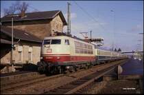 103159 braust am 9.3.1990 um 14.46 Uhr mit dem IC 819 Bettina von Arnim über die Rollbahn durch Hasbergen in Richtung Münster.