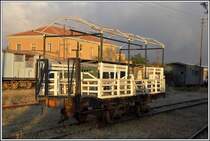 Mit zwei englischen Drewry Dieselloks, die inzwischen defekt in Asmara stehen und einigen Cabrios, wie hier im Bild, wurde einige Zeit in Massawa zwischen Festland und den Inseln ein kleiner Vorortsverkehr betrieben. (11.12.2014)