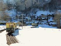 Wengernalpbahn - Sonne und Schatten: In der warmen Sonne stehen der Steuerwagen 265 und der Personenwagen 223, während Lok 64 mit Wagen 221 bereits der eisigen Welt des Talgrunds von Lauterbrunnen zustreben. 20.Februar 2015.  
