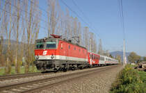 Die 1978 von SGP in Graz gebaute 1044 006 war im Jahr 2008 eine der letzten 1x44er welche noch einen Pflatsch trugen. Sie war am 26. Oktober mit dem IC 514 von Graz nach Salzburg unterwegs und wurde von mir in Waltenbach bei Niklasdorf fotografiert. 