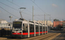 ULF B 642 in der Lichnovskygasse auf dem Weg zum Westbahnhof bei einem kurzen Zwischenhalt in der Hst. Leberberg. (27.02.2015)