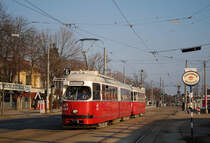 Der etwas zerbeulte E1 4522 verläßt mit dem über fünfzig Jahre alten c3 1229 gerade die Haltestelle Zentralfriedhof 3.Tor. Sieht man vom nachträglich angebrachten Rückspiegel des Triebwagens sowie vom im Hintergrund sichtbaren ULF ab, so könnte die Aufnahme auch vor rund drei Jahrzehnten entstanden sein. (27.02.2015)
