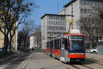 Der K2S 7121, der noch das vorletzte Farbdesign trägt, fährt durch die Stefanikova ulica in Richtung Nove Mesto. (28.02.2015)