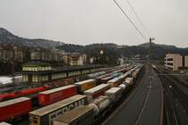 Selten so viel los in Kufstein. Alle Gütergleise sind am 5.3.2015 im Bahnhof Kufstein besetzt. Auf der gesamten Inntalstrecke wurden Güterzüge ``zwischengeparkt``. Grund dafür ist eine Signalstörung (Bagger hat ein Signalkabel bei Arbeiten gekappt) zwischen Aßling und Grafing. Es gab kurze Zeit eine Totalsperre und die Güterzüge mussten warten. Die Züge werden teilweise erst in der Nacht/Morgen weiterfahren.