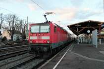 143 312-7 des BW Freiburg am späten Nachmittag des 04.03.2015 mit einem HVZ-Verstärker von Neuenburg (Baden) nach Freiburg (Brsg) Hbf. Durch spielende Kinder zuvor die 143 312-7 nur bis Müllheim (Baden) und fuhr von dort dann wieder zurück nach Freiburg.
