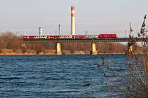 R 2583 überquert die neue Donau in Wien. Die Aufnahme entstand am 27.02.2015.