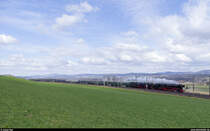 Wolkenlotto in Mühlau: Die 01 202 aus Lyss und die 01 1066 aus Ulm bespannen am 5. März 2015 einen Extrazug nach Locarno. Die Rückfahrt findet zwei Tage später statt. Dank 20-minütiger Verspätung konnte der Zug bei Sonnenschein abgelichtet werden. 