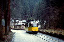 Eine Kurve noch und Tw 3 der Kirnitzschtalbahn hat die Endhaltestelle Lichtenhainer Wasserfall erreicht (Anfang April 2000)