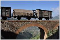 Die Güterwagen schweben zwischen Himmel und Erde. (08.12.2014)