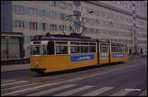 Stromausfall bei der Straßenbahn in Nordhausen!
Die Fahrgäste haben den liegen gebliebenen Wagen 59 bereits verlassen. Er steht am 16.3.1990 mitten auf der Straße in Nordhausen. Damals herrschte dort sehr wenig Fahrzeugverkehr, so dass die Tram kein besonderes Hindernis war.