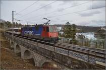 Der tägliche Oldtimerverkehr am Rheinfall, hier mit einem Youngtimer. Die Re 421 entspringt immerhin der jüngsten Serie einer Baureihe die fast 20 Jahre lang gebaut wurde.
