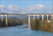 012 066-7 mit ihrem  Gotthardzug  auf der Rheinbrücke in Eglisau. Ein zugegeben nicht ganz korrekter Schnitt lässt die Seele ein wenig in der Dampflokzeit baumeln... März 2015.
