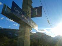 Bahnhofsschild von Greifenburg-Weißensee an einem sonnigen Tag, 5.3.2015