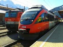 Links im Bild 1144 054 und rechts 4024 125-9 als R 4861 (Lienz - Spittal-Millstättersee), dessen Fahrt jedoch aufgrund eines Oberleitungsschaden erst mit einer Stunde Verspätung als R 4863 beginnen konnte, 6.3.2015