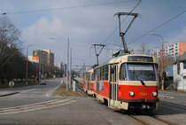 Tw.7841 + 7842 haben die Haltestelle Svantnerova verlassen und fahren in Richtung Stadtzentrum. Im Vordergrund kann man noch einen Gleisrest des provisorischen Wendedreiecks erkennen, das im Zuge des etappenweisen Ausbaues der Strecke nach Dubravka von 1983 bis 1986 in Betrieb war. (28.02.2015)